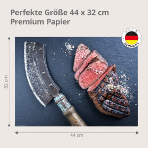 Steak – Medium-rare Scheiben neben rustikalem Beil - Tischset Papier – Bild 3