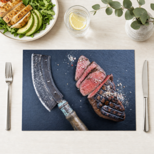 Steak – Medium-rare Scheiben neben rustikalem Beil - Tischset Papier – Bild 1