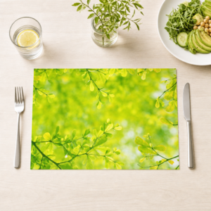 Frühlingsgrün – zarte Blätter im Sonnenlicht - Tischset Papier – Bild 1