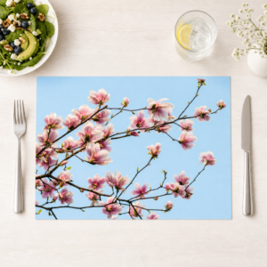 Magnolie – rosa Blüten vor Frühlingshimmel - Tischset Papier – Bild 1