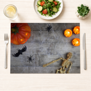 Halloween – Deko-Flatlay mit Skelett und Spinnen - Tischset Papier – Bild 1