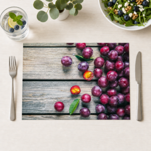 Pflaumen – frische Früchte auf Holztisch - Tischset Papier – Bild 1
