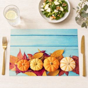 Herbst – Kürbisse auf Blättern vor Blauholz - Tischset Papier – Bild 1