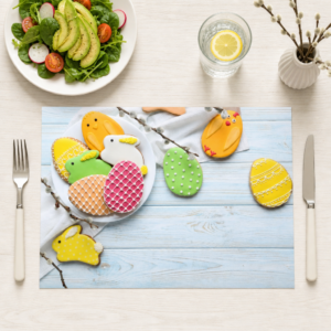 Ostern – Bunte Osterkekse auf blauen Tisch - Tischset Papier – Bild 1
