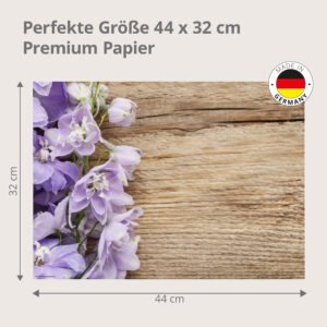 Rittersporn – lila Blüten auf Holztisch - Tischset Papier – Bild 3