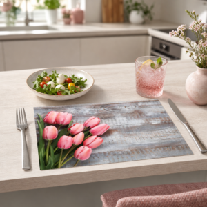 Tulpen – lachsfarbene Blüten auf Holztisch - Tischset Papier – Bild 2