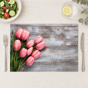 Tulpen – lachsfarbene Blüten auf Holztisch - Tischset Papier – Bild 1