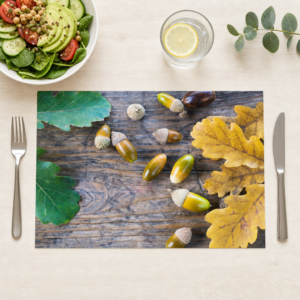 Eicheln – Herbstfrüchte auf rustikalem Holz - Tischset Papier – Bild 1