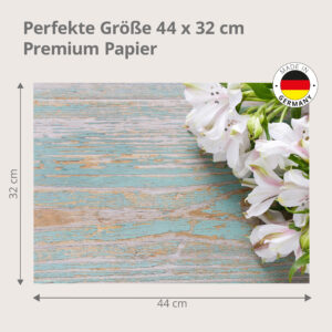 Weiße zarte Blüten auf Holztisch - Tischset Papier – Bild 3