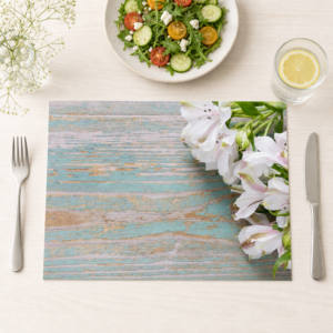 Weiße zarte Blüten auf Holztisch - Tischset Papier – Bild 1