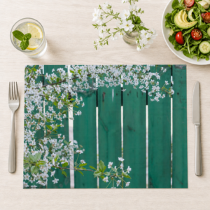 Kirschblüten – weiße Zweige vor grünem Zaun - Tischset Papier – Bild 1